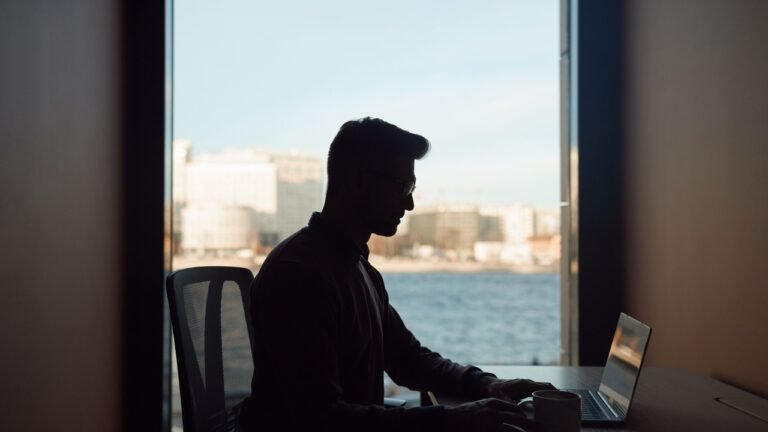 Como usar inteligência artificial no trabalho sem perder produtividade